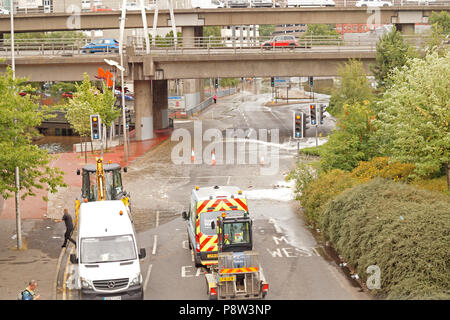 Glasgow, UK, 13. Juli 2018. Burst Wasser Main Glasgow, Bahnstation Cowcaddens, Straßensperre, den ganzen Tag, Digger Credit: Fiona McKinnon/Alamy leben Nachrichten Stockfoto