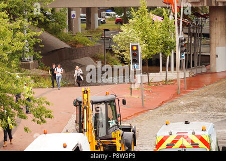 Glasgow, UK, 13. Juli 2018. Burst Wasser Main Glasgow, Bahnstation Cowcaddens, Straßensperre, den ganzen Tag, Digger Credit: Fiona McKinnon/Alamy leben Nachrichten Stockfoto