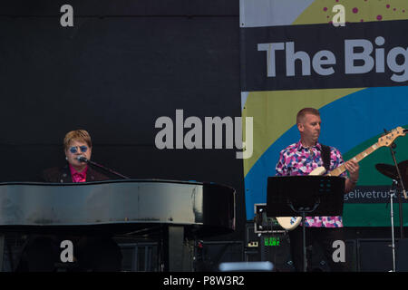 Cambridge UK, 2018-07-13. Die Cambridge grosses Wochenende ist auf Parkers Stück über das ganze Wochenende mit heute Abend verschiedene Künstler, die zusammen mit einem französischen Markt, eine der Bands war Prahlerei 5 peice Rock und funck band Credit: Kevin Hodgson/Alamy Leben Nachrichten gehalten Stockfoto