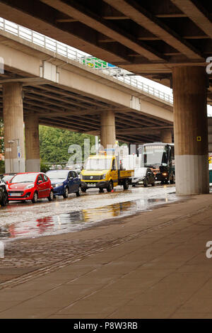 Glasgow, UK, 13. Juli 2018. Burst Wasser Main Glasgow, Bahnstation Cowcaddens, Straßensperre, den ganzen Tag, Digger Credit: Fiona McKinnon/Alamy leben Nachrichten Stockfoto