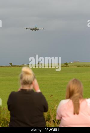 Glasgow, UK, 13. Juli 2018. Glasgow Prestwick, Schottland, Großbritannien. Vereinigten Staaten von Amerika der Präsident der Trumpf kommt in Schottland auf Airforce One während einer Reise in das Vereinigte Königreich zu beobachtet von Zuschauern am Straßenrand. Stockfoto