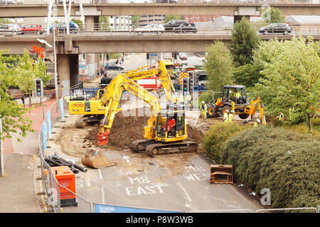 Glasgow, UK, 13. Juli 2018. Burst Wasser Main Glasgow, Bahnstation Cowcaddens, Straßensperre, den ganzen Tag, Digger Credit: Fiona McKinnon/Alamy leben Nachrichten Stockfoto