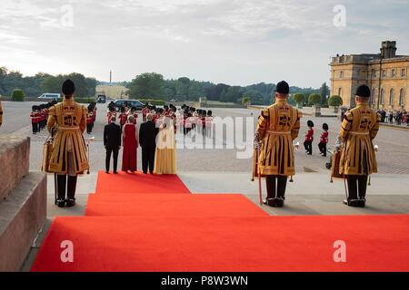 London, UK, 13. Juli 2018. Us-Präsident Donald Trump und First Lady Melania Trump während der formellen Begrüßungszeremonie bei Blenheim Palace bewirtet durch Premierminister Theresa May und Philip Mai Juli 12, 2018 in Oxfordshire, England. Credit: Planetpix/Alamy leben Nachrichten Stockfoto