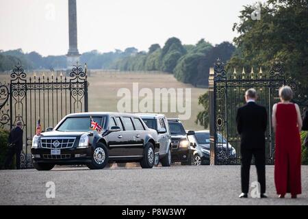 London, UK, 13. Juli 2018. Der britische Premierminister Theresa May und Philip kann für die Ankunft von US-Präsident Donald Trump und First Lady Melania Trump warten für die formale Abendessen im Blenheim Palace Juli 12, 2018 in Oxfordshire, England. Credit: Planetpix/Alamy leben Nachrichten Stockfoto
