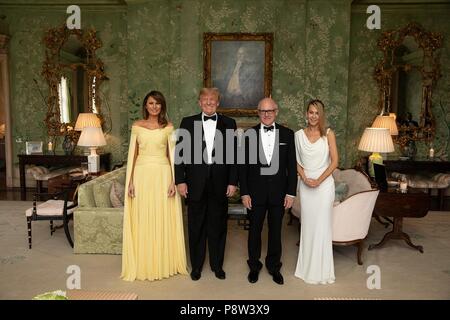 London, UK, 13. Juli 2018. Us-Präsident Donald Trump und First Lady Melania Trump stand mit amerikanischer Botschafter in Großbritannien Woody Johnson und seine Frau Suzanne Ircha in Winfield Haus vor der Abreise für Abendessen im Blenheim Palace bewirtet durch Premierminister Theresa May und Philip Mai Juli 12, 2018 in London, England. Credit: Planetpix/Alamy leben Nachrichten Stockfoto