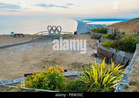 Farmhouse, Isle of Portland, Dorset, Großbritannien. 13. Juli 2018. Ein Portland Stein Olympische Ringe Skulptur für die Olympischen Spiele 2012 in London erstellt wurde an der Portland Höhen eingezäunt auf der Isle of Portland in Dorset wegen Sicherheitsbedenken wegen Besucher klettern auf es zusammenbrechen kann. Die sculpure wurde ursprünglich an Wemouth Bahnhof während der Segel-events gelegen und an seinen aktuellen Standort umgezogen nach den Olympischen Spielen 2012 beendete. Foto: Graham Jagd-/Alamy leben Nachrichten Stockfoto