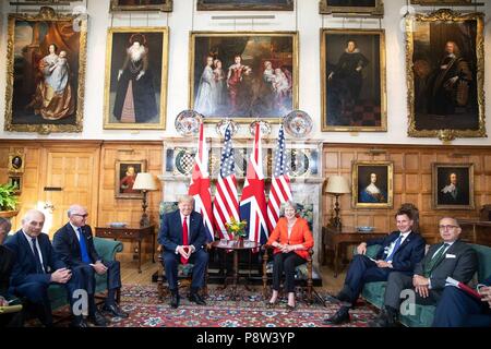 London, UK, 13. Juli 2018. Us-Präsident Donald Trump und der britische Premierminister Theresa können während der bilateralen Gespräche, die auf chequers Juli 12, 2018 in Buckinghamshire, England. Chequers ist die Residenz des Premierministers. Credit: Planetpix/Alamy leben Nachrichten Stockfoto