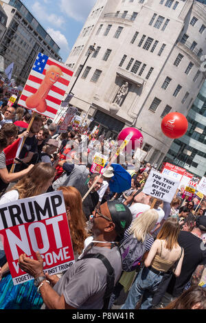 Regent Street, London, UK. Am Freitag, dem 13. Juli 2018. Protestmarsch gegen Donald Trump in England. Credit: Paul Carstairs/Alamy Leben Nachrichten. Stockfoto