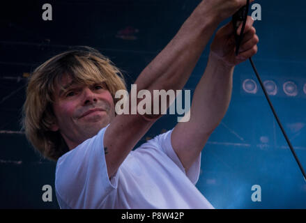 Tim Burgess von den Scharlatanen live auf der Bühne am Obelisk Latitude Festival, henham Park, Suffolk, England, 13. Juli 2018. Stockfoto