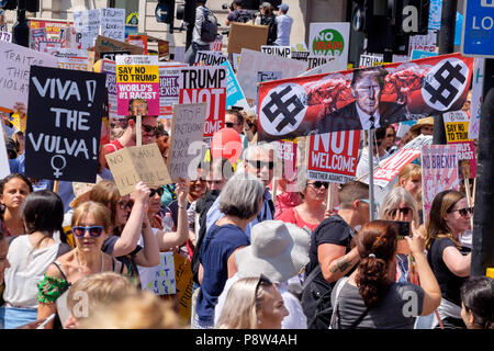 London, Großbritannien. 13. Juli 2018. Zehntausende von Menschen auf den Straßen von London gegen uns Präsident Donald Trump Besuch in Großbritannien zu protestieren. Stockfoto