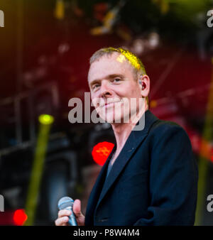 Nahaufnahme von Stuart Murdoch von Belle und Sebastian live auf der Bühne am Obelisk Latitude Festival, henham Park, Suffolk, England, 13. Juli 2018 Stockfoto