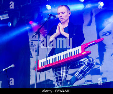 Stuart Murdoch von Belle und Sebastian live auf der Bühne am Obelisk Latitude Festival, henham Park, Suffolk, England, 13. Juli 2018 Stockfoto