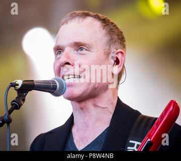 Nahaufnahme von Stuart Murdoch von Belle und Sebastian live auf der Bühne am Obelisk Latitude Festival, henham Park, Suffolk, England, 13. Juli 2018 Stockfoto