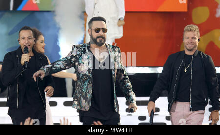 New York City, New York, USA. 13. Juli 2018. BACKSTREET BOYS (L-R) HOWIE D, AJ MCLEAN UND BRIAN LITTRELL auf "Good Morning America" im Central Park statt. Credit: Nancy Kaszerman/ZUMA Draht/Alamy leben Nachrichten Stockfoto