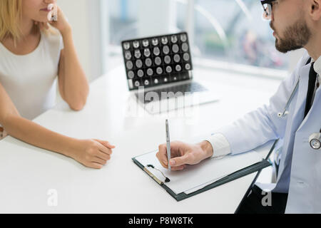 Arzt Beratung Frau Patienten, Arbeiten an diagnostischen Untersuchung auf Männer Gesundheit Krankheit oder geistige illnessin Klinik oder im Krankenhaus. Stockfoto