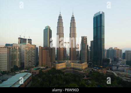 Kuala Lumpur Stadtbild. Panoramablick von Kuala Lumpur Skyline der Stadt während der Sunrise anzeigen Wolkenkratzer bauen und Petronas Twin Tower in Malaysia. Stockfoto