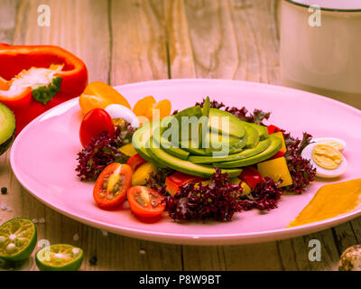 Diätetische avocado Salat mit Kirschtomaten, Wachteleier, gelbe und rote Paprika und Salat. Avocado ist Quelle von Nahrung, Vitamine. Studio gedreht. Stockfoto