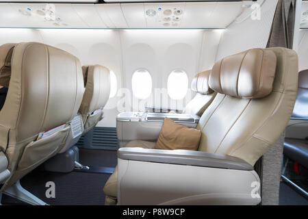 Leer leder Sitze in Reihe atBusiness Klasse zurückgelehnten Sitze von Flugzeug. Stockfoto