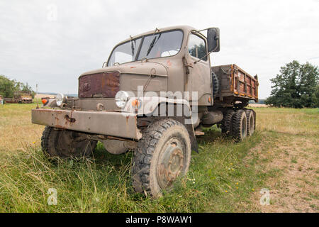 Alten rostigen und gebrochene Muldenkippwagen abgebrochen Stockfoto