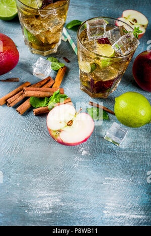 Spicy Cinnamon Apple Eistee oder Limonade, Cocktails, im Sommer Erfrischung trinken, blauer Hintergrund Kopie Raum Stockfoto