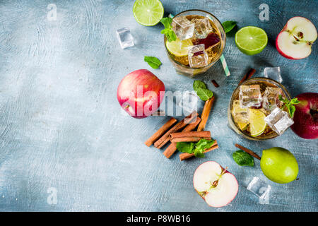 Spicy Cinnamon Apple Eistee oder Limonade, Cocktails, im Sommer Erfrischung trinken, blauer Hintergrund Kopie Raum Stockfoto