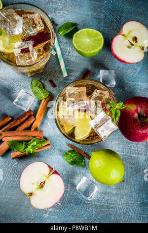 Spicy Cinnamon Apple Eistee oder Limonade, Cocktails, im Sommer Erfrischung trinken, blauer Hintergrund Kopie Raum Stockfoto