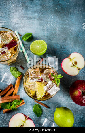 Spicy Cinnamon Apple Eistee oder Limonade, Cocktails, im Sommer Erfrischung trinken, blauer Hintergrund Kopie Raum Stockfoto