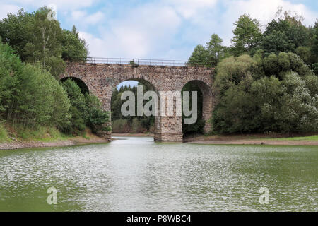 Verlassene Brücke aus Stein der unvollendete Eisenbahnlinie aus dem Zweiten Weltkrieg, Tschechische Republik Stockfoto