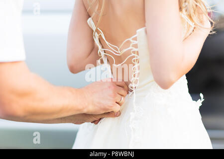 Nahaufnahme des Menschen binden Schöne Bräute Hochzeit Kleid Stockfoto