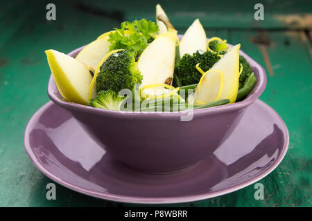 Birne, Brokkoli, grüne Bohne Salat Stockfoto