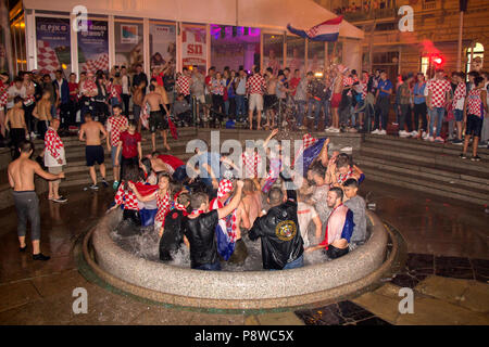 ZAGREB, KROATIEN - 11. Juli kroatischen Fußball-Fans nach dem Spiel von Kroatien vs England 2018 FIFA WM Russland in den Brunnen von Manduševac auf Ba Stockfoto