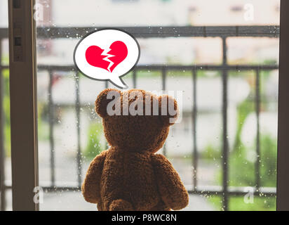 Teddybär gebrochenes Herz einsam im Regen. Stockfoto
