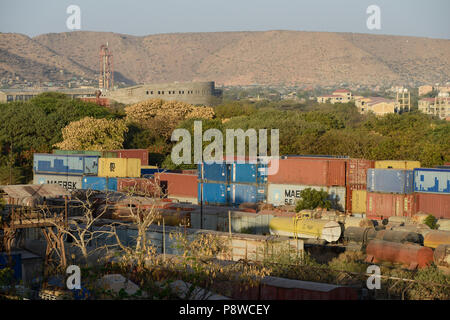 Äthiopien, Dire Dawa, Bahnhof, Container Terminal der alten Bahnstrecke Djibouti-Addis Abeba/AETHIOPIEN, Dire Dawa, Bahnhof und Umschlagplatz der alten Eisenbahnlinie Djibouti-Addis Abeba Stockfoto