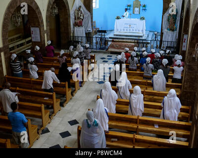 Äthiopien, Dire Dawa, katholische Kirche, die Heilige Messe/AETHIOPIEN, Dire Dawa, St. Augustine der Katholischen Kirche der Kapuziner Stockfoto