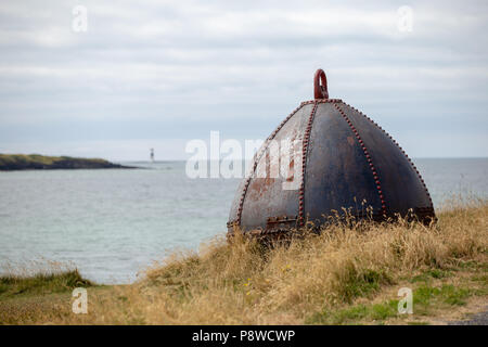 Große alte Metall Bojen zurückgehend bis 1908 an den Küsten Weg in Rosses Point Sligo Irland entfernt Stockfoto