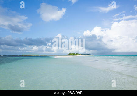 Kleine Insel im Indischen Ozean von türkisblauem Meer umgeben. Malediven. Maledivische Insel Stockfoto