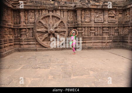 Odissi ist eines der acht klassischen Tanzformen Indiens, vom Zustand von odisha. Hier die Tänzerin stellt sich vor Tempeln mit Skulpturen Stockfoto