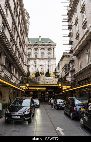 London, Vereinigtes Königreich - Januar 1, 2017: Taxis am Eingang des Savoy Hotel mit Weihnachten Dekoration und Menschen um in London warten, Engl Stockfoto