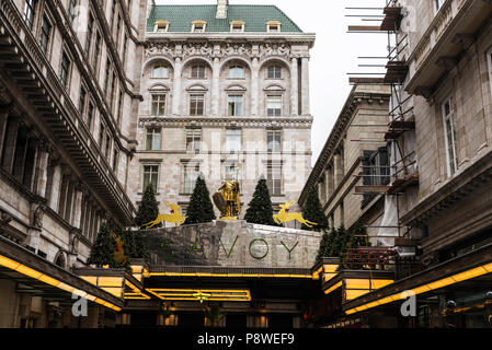 London, Vereinigtes Königreich - Januar 1, 2017: Fassade des Hotel Savoy mit Weihnachten Dekoration in London, England, Vereinigtes Königreich Stockfoto
