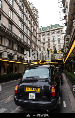 London, Vereinigtes Königreich - Januar 1, 2017: Taxis warten am Eingang des Savoy Hotel mit Weihnachten Dekoration in London, England, United Kingdo Stockfoto