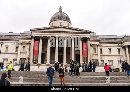 London, Vereinigtes Königreich - Januar 1, 2017: Fassade der Nationalgalerie mit Menschen um in London, England, Vereinigtes Königreich Stockfoto