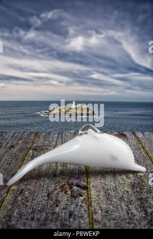 Glas Delphin auf einen hölzernen Tisch durch die Cornwall Stockfoto