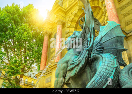 Gefleckten Drachen bei Sonnenuntergang Licht mit Fontaine Saint-Michel auf verschwommenen Hintergrund. Der Brunnen ist eine der wichtigsten monumentalen Brunnen auf der Place Saint-Michel, Paris, Europa. Stockfoto