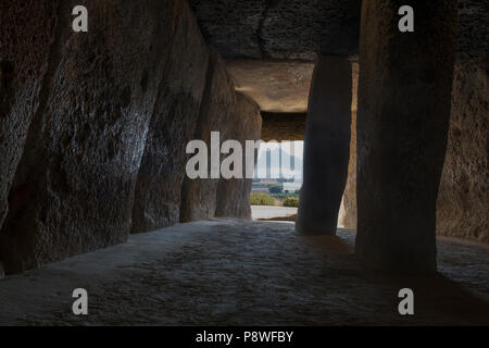 Antequera, Spanien - 10. Juli 2018: Dolmen von Menga, Antequera. Innenraum nach Pena de los Enamorados Berg Stockfoto