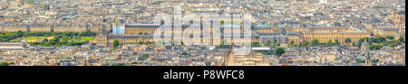 Antenne panorama Der lange Louvre Museum Palace Wahrzeichen von Paris mit Paris Skyline und seine historischen Gebäude mit typisch französischer Architektur Dächern. Stockfoto