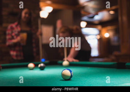 Paar spielen Snookers in Club Stockfoto