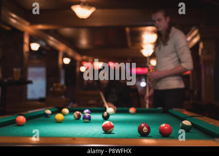 Paar spielen Snookers in Club Stockfoto