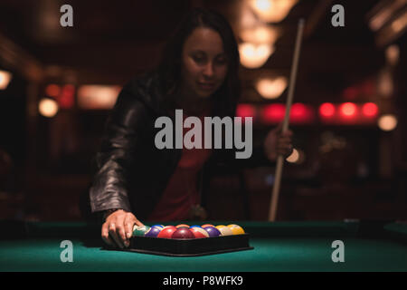 Frau Anordnen von snooker Kugeln im Dreieck Rack Stockfoto