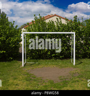 Nahaufnahme eines Netzes für Sport in einem Garten mit Bäumen und Häusern im Hintergrund. Frankreich Stockfoto