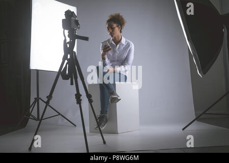 Fotografin mit Handy Stockfoto